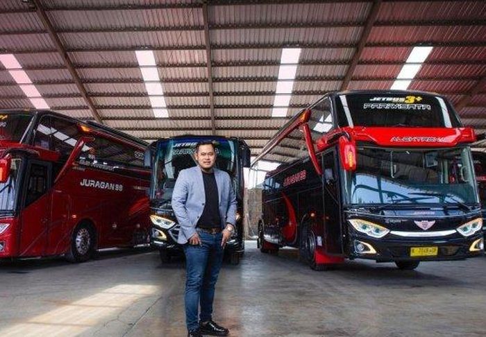 Gilang Widya Pramana, owner perusahaan transportasi bus pariwisata Juragan 99 Trans, Malang, bersama jajaran armadanya. 