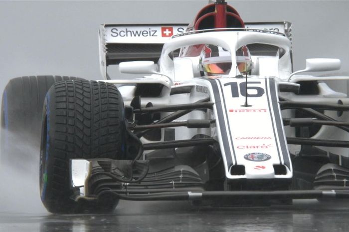 Charles Leclerc turun di trek basah dengan menggunakan ban hujan