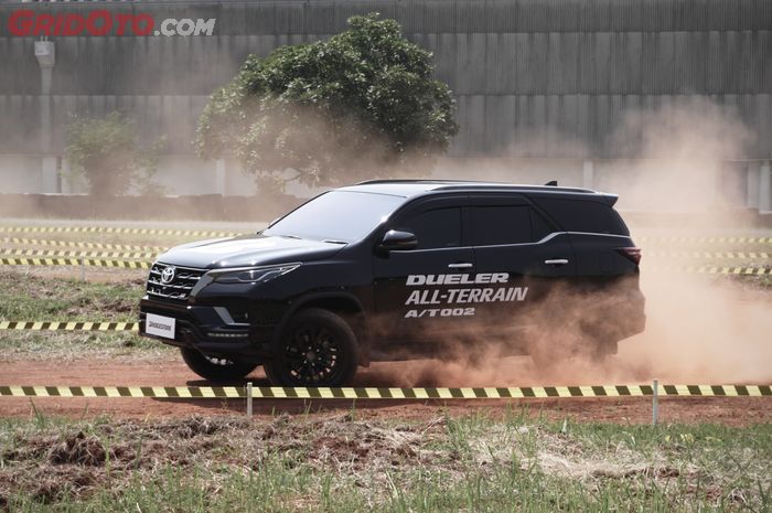 Coba langsung ban baru Bridgestone Dueler A/T002, uji trek tanah dan aspal.