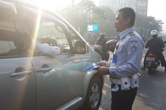 Petugas Dishub memberikan Sosialisasi terkait rekayasa lalu lintas ganjil genap.
