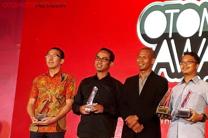 Presiden Jokowi diwakili oleh Menteri Perindustrian, Airlangga Hartarto, mendapat penghargaan dari OTOMOTIF