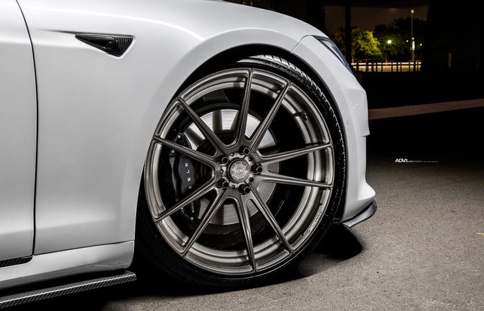 Modifikasi Tesla Model S pakai pelek  ADV5.2 Track Spec SL Series 22 inci