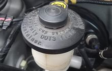 Ini Lho Perbedaan Minyak Rem Mobil DOT 3 dengan DOT 4, Cek faktanya