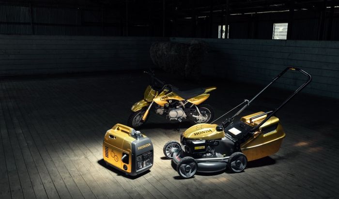 Honda CRF50F bersama genset dan mesin pemotorng rumput yang dilabur warna emas