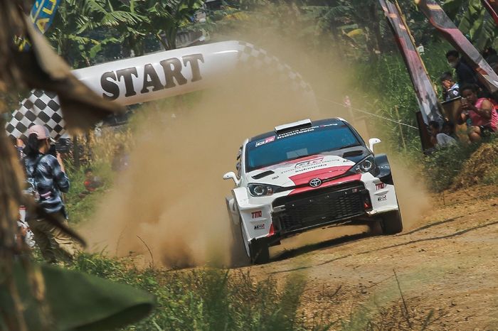 Toyota GR Yaris AP4 yang dikemudikan pereli tim Toyota Gazoo Racing Indonesia, Ryan Nirwan melesat sejak start di Kejurnas Sprint Rally 2022 di Malang