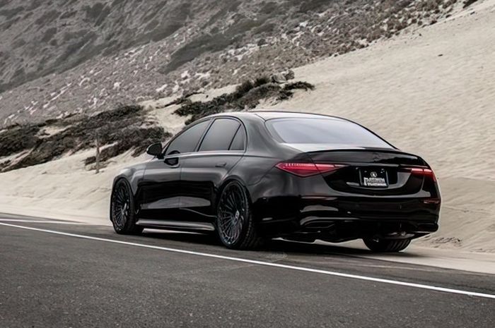 Buritan S-Class ini juga dibikin serba hitam