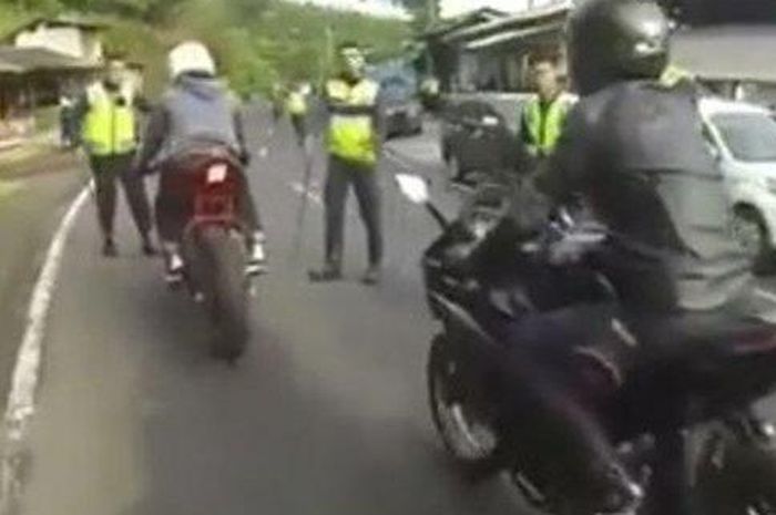 Ilustrasi. Polisi memberhentikan motor tanpa pelat nomor