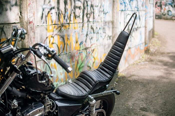 Skinny chopper ini pakai jok model king and queen dengan sissy bar tinggi