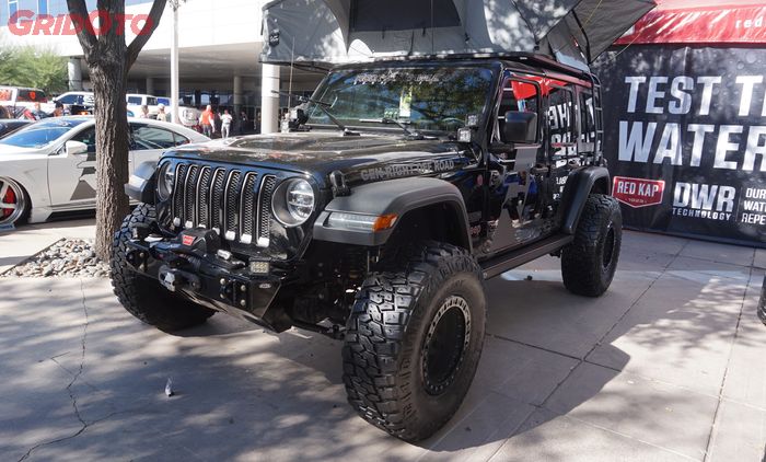 Modifikasi Jeep Wrangler pakai tenda