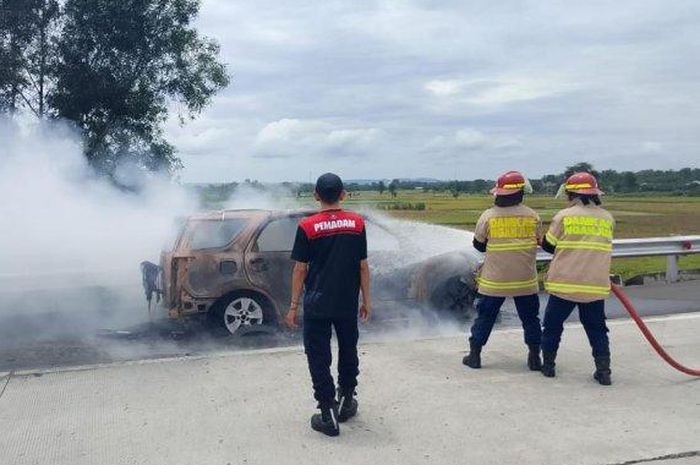 Toyota Rush habis terbakar di Tol Nganjuk usai sopir dengar suara gesekan di area belakang