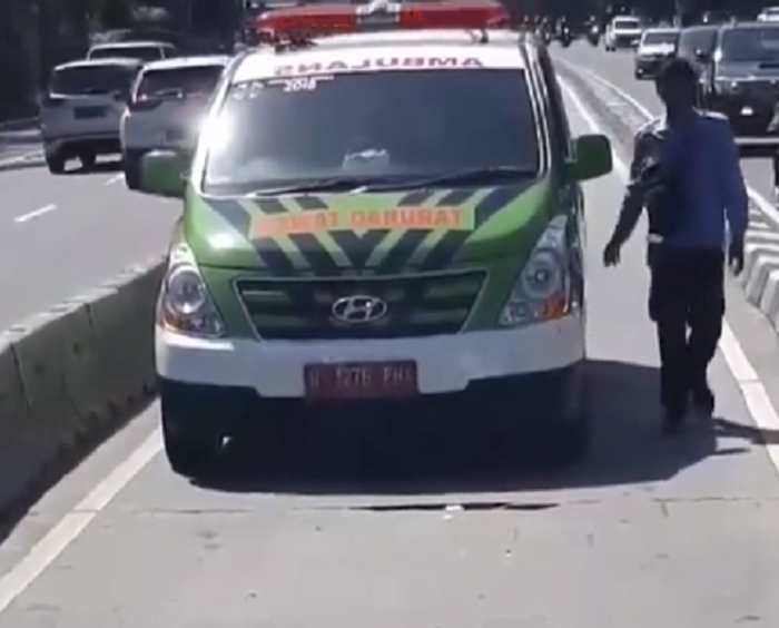 Ambulans lawan arah masuk ke busway dihadang bus Transjakarta