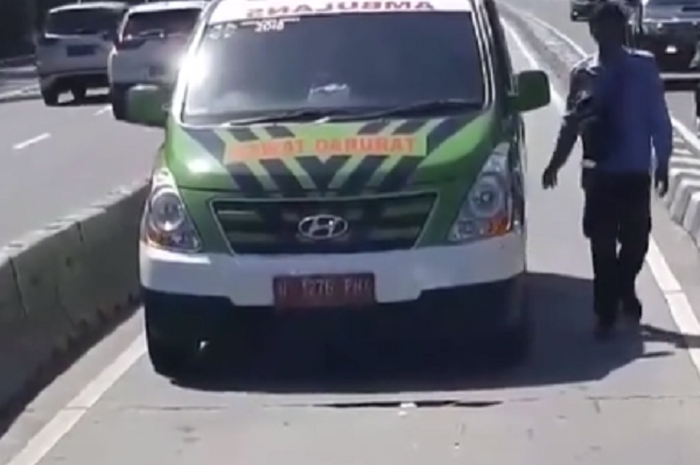 Ambulans lawan arah masuk ke busway dihadang bus Transjakarta