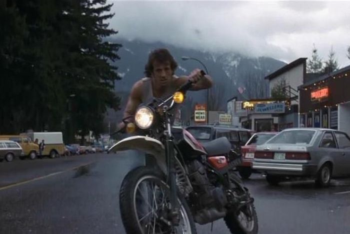 Aksi Rambo di film First Blood (1982) menggunakan Yamaha XT250