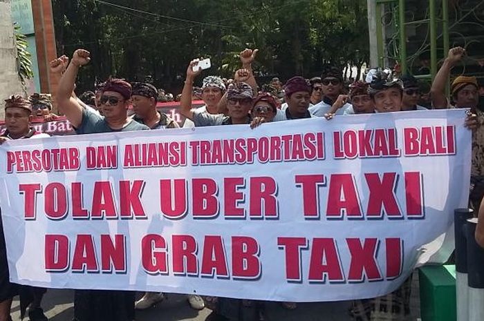 Aksi demo tolak Uber dan Grab di Wantilan DPRD Bali, 2016.