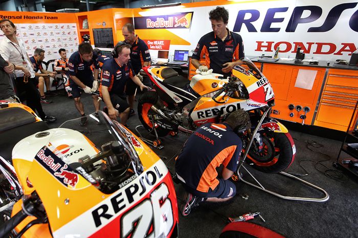 Tim Repsol Honda bekerja di paddock