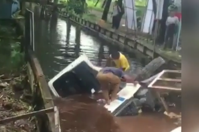 Truk molen masuk ke dalam parit