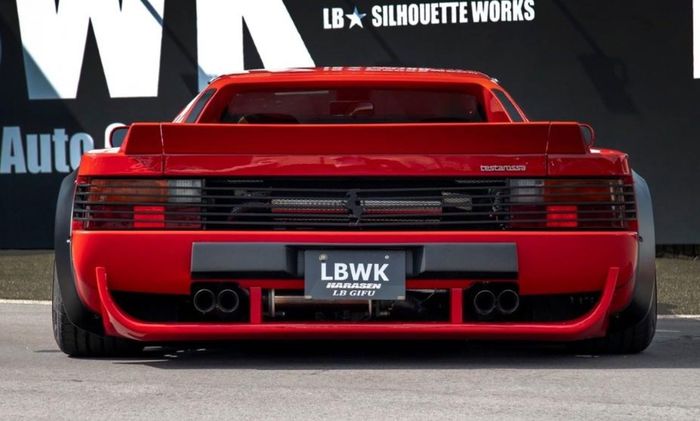 Tampilan belakang modifikasi Ferrari Testarossa dipasangi wide body gambot