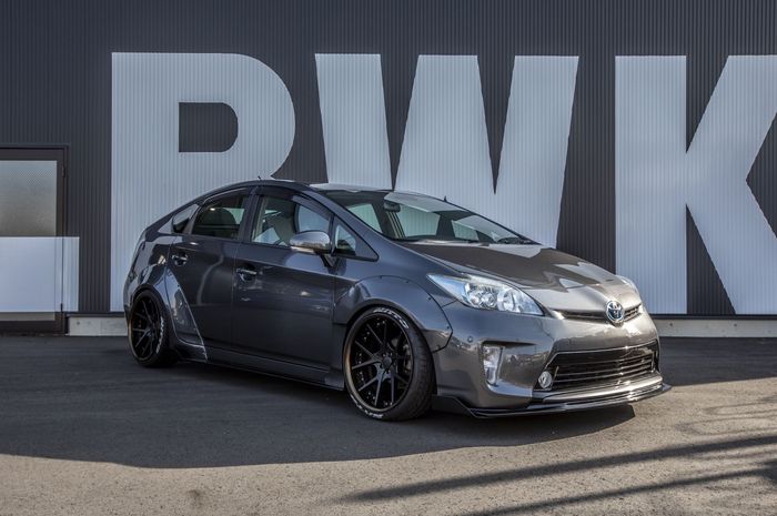 Modifikasi Toyota Prius lawas tampil racing digarap Liberty Walk, Jepang