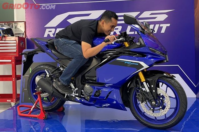 Posisi duduk New Yamaha R25 terbaru, masih mirip versi sebelumnya. 