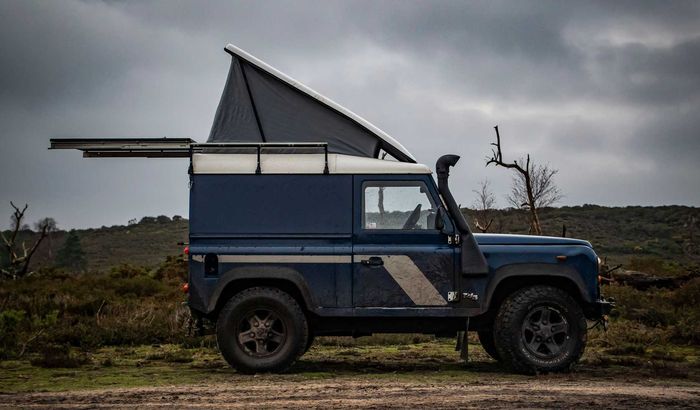 Land Rover Defender dengan atap model pop-up