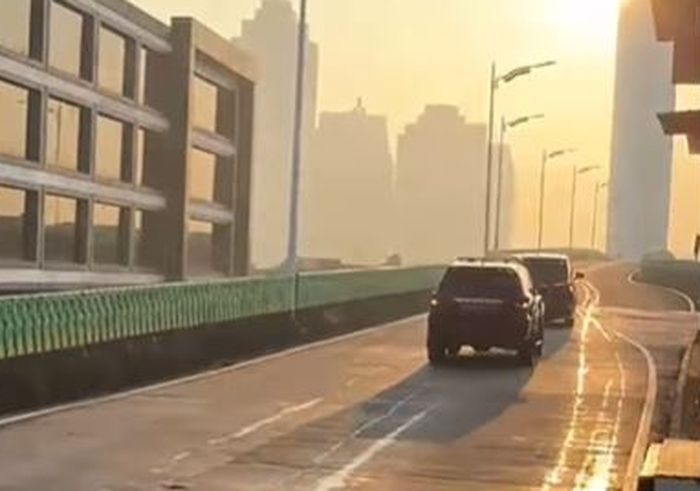 Dua mobil berpelat dinas TNI terobos masuk jalur layang khusus TransJakarta dari arah Tegal Mampang menuju CBD Ciledug, sekitar pukul 06.30 WIB, (24/9/25). 