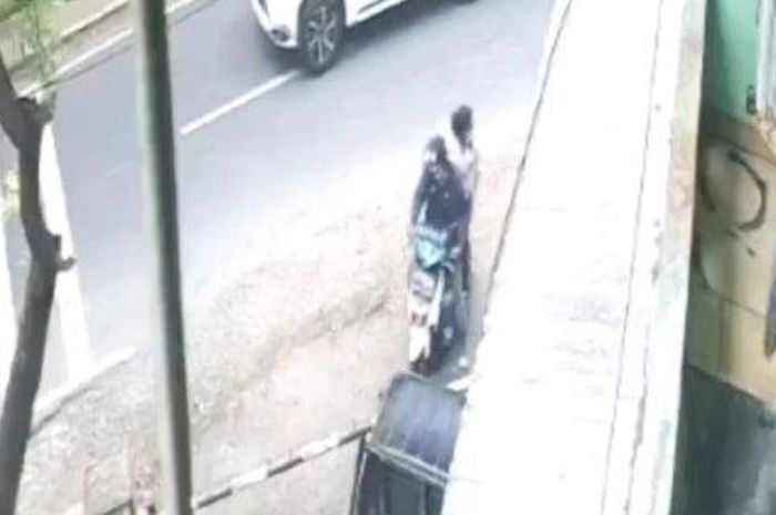 Tangkapan layar rekaman CCTV menyorot aksi pasangan yang naik motor matic mencuri lima galon air.