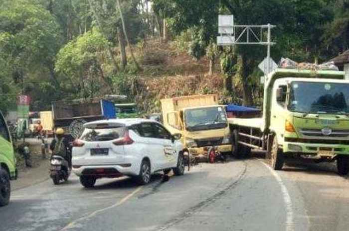 Honda BeAT tergeletak setelah mental dihajar Mitsubishi Xpander lalu disambut truk boks di Palagan Bojong Kokosan, Sukabumi, Jawa Barat