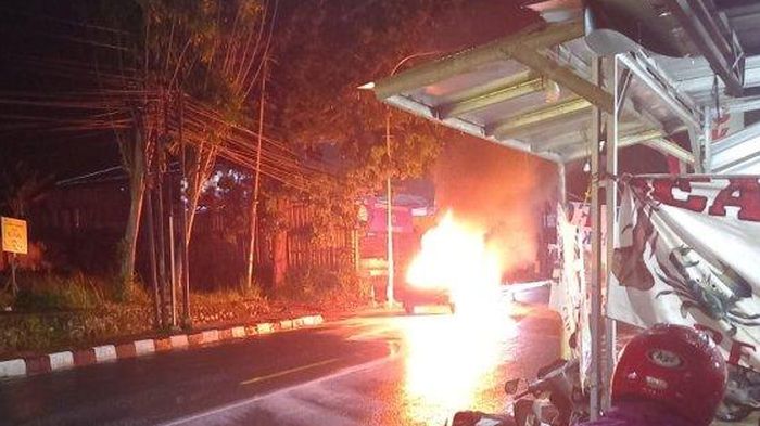 Hyundai Excel diamuk api di jalan Cirendang, jalan raya Kuningan-Cirebon, Jawa Barat