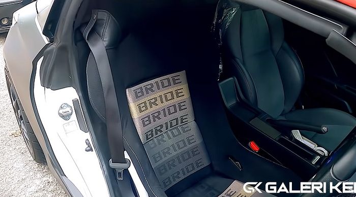 Jok bucket Bride terpasang di kabin Honda S660