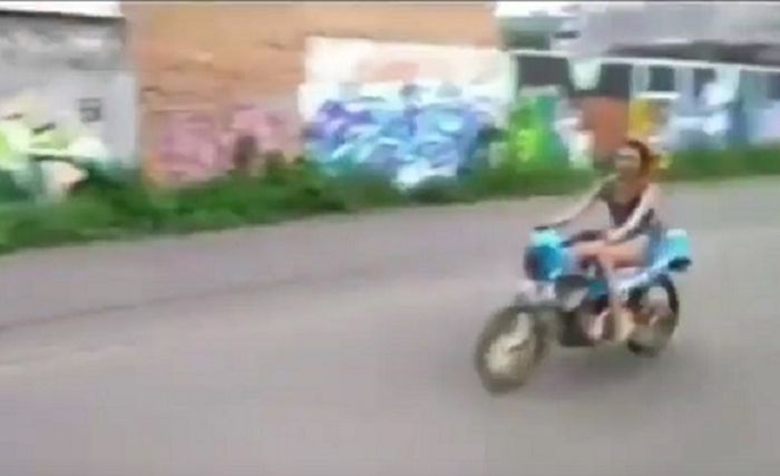 Jesika Amelia saat memacu motor Suzuki Satria F150.