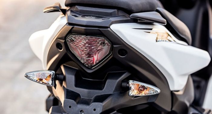 Yamaha Aerox R memiliki desain sporty dengan menguatkan tema sport scooter