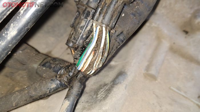 Benar saja, setelah dicek ternyata isolasi dan 2 buah kabel Honda BeAT terkelupas akibat gesekan
