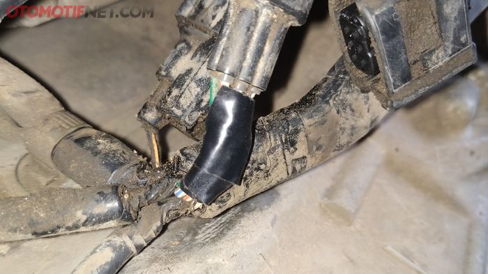 Langsung kabel Honda BeAT diisolasi dengan sebelumnya dibersihkan dari kotoran