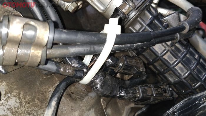 Agar tak kembali bergesekan, ada baiknya setelah diisolasi dikasih cable ties dengan dikaitkan dengan kabel gas Honda BeAT jadi posisi kabel menggantung