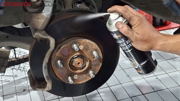 Semprotkan brake cleaner ke beberapa komponen rem seperti piringan cakram atau teromol, kampas remnya, hingga kaliper