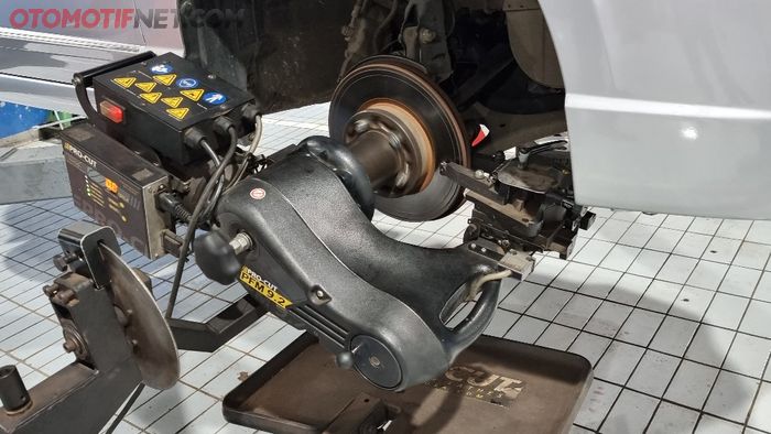 Proses pembubutan piringan cakram mobil