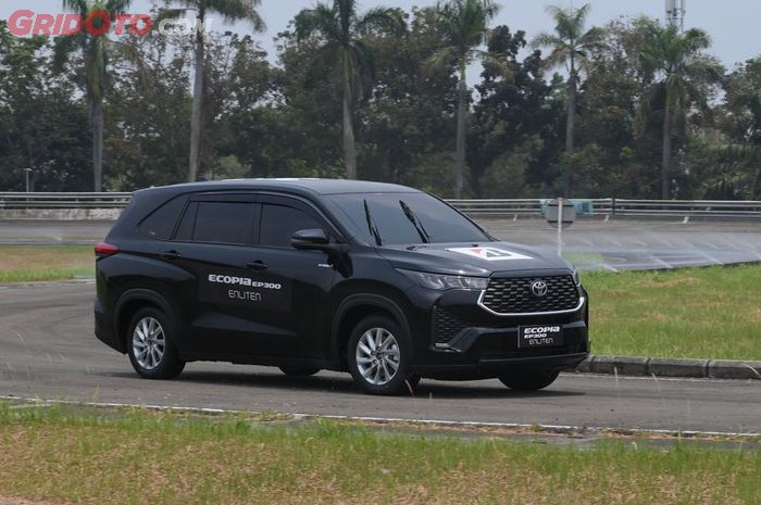 Ilustrasi Toyota Kijang Innova Zenix