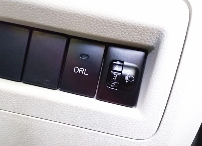 Pengatur Setelan ketinggian sorot lampu depan dan tombol pengaktif DRL pada Suzuki Ignis GL AGS