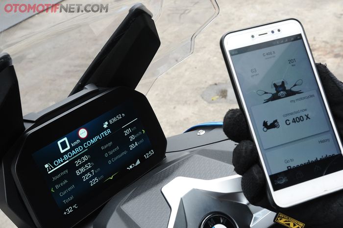 Layar TFT 6,5 inci menampilkan sederet informasi, termasuk BMW Connectivity yang menghubungkan smartphone dengan motor