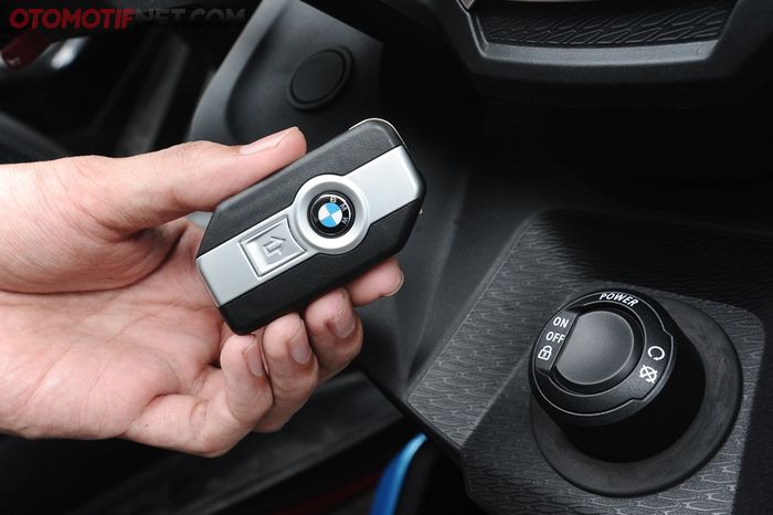 Sudah mengadopsi smart key khas BMW Motorrad, menyalakan motor tinggal tekan tombol, membuka tangki bensin juga tak butuh colok anak kunci