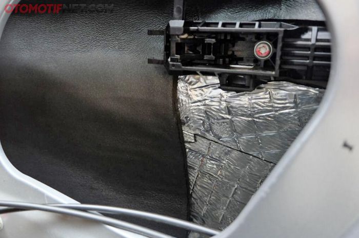 Peredam atau Noise Isolator tahan air, jadi bisa diaplikasi pada bagian manapun di mobil bekas anda