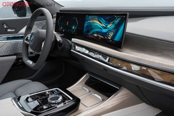 BMW juga membekali teknologi 5G dan e-SIM untuk kenyamanan konektivitas dengan BMW i7