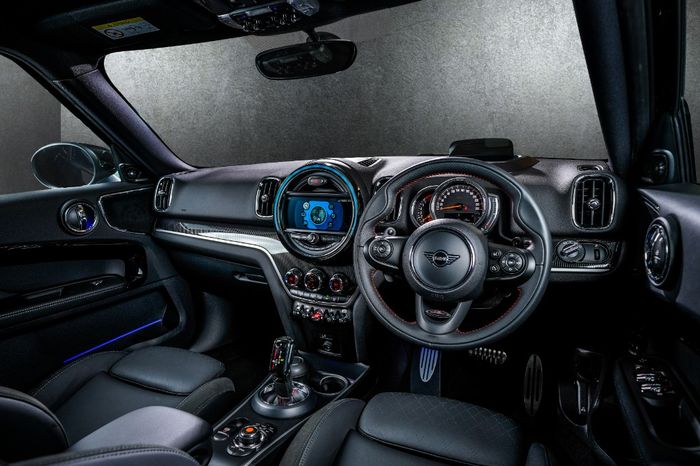 Panel interior dan jok MINI Countryman S Blackheath Edition  juga diberi warna hitam