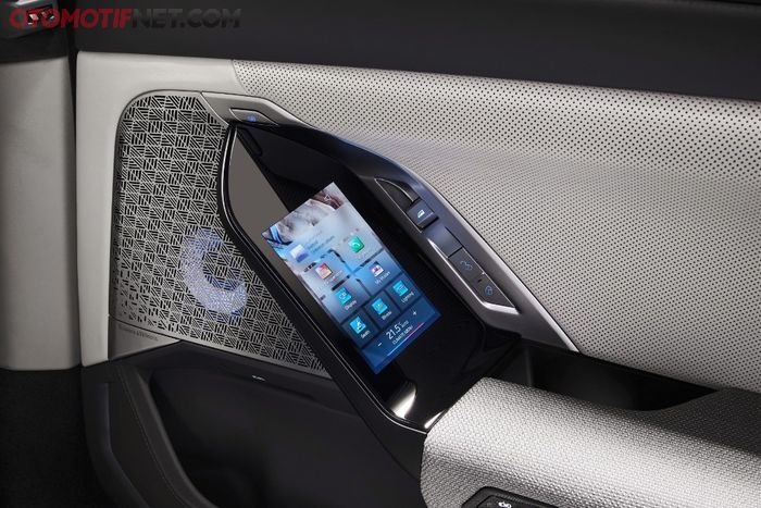 Untuk mengontrol berbagai fitur di jok belakang, BMW menyiapkan layar sentuh digital seukuran layar smartphone (5,5 inci) yang menempel pada bagian pintu BMW i7