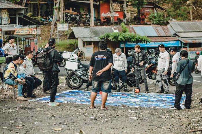 Setiap tim menjalankan grand mission dan submission di berbagai titik Jawa dan Madura dengan rute bebas sesuai strategi masing-masing.