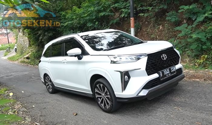 Toyota Veloz dites menanjak di tanjakan Andes, Kabupaten Bandung