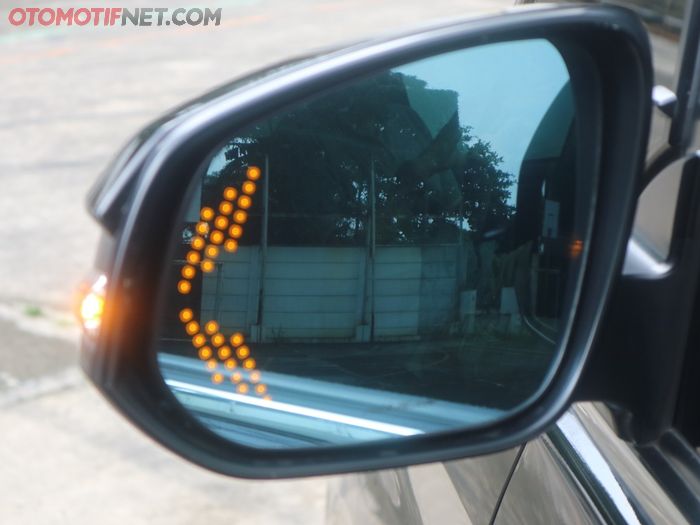 Kaca spion diubah, pakai ornamen lampu LED