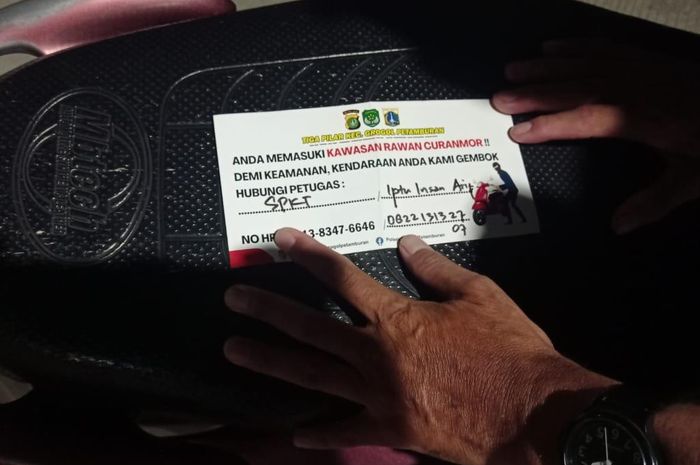 Sangking rawan ranmor sebanyak 25 motor di gembok dan di beri setiker di Grogol Petamburan