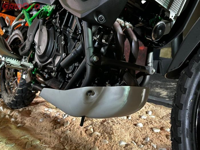 Skid plate pada Kawasaki KLE500 SE lebih lebar untuk melindungi mesin dan sasis bagian bawah dari benturan
