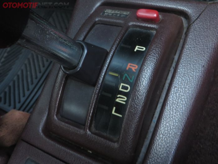 Posisikan tuas transmisi di N agar pelumasan semakin maksimal